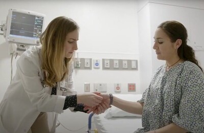 Кодирование Аквилонг в Ковдоре Врач держит пациентку за руку