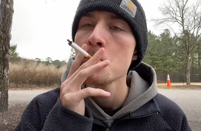 Лечение зависимости от табакокурения в Ковдоре Мужчина с сигаретой делает затяжку