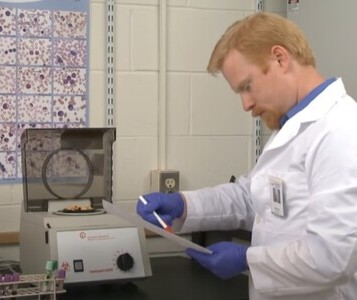 Клиника лечения наркозависимости в Ковдоре Врач в кабинете клиники