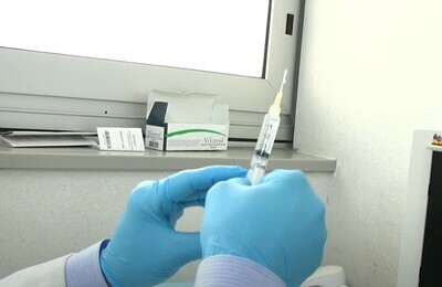 Проведение кодирования Вивитролом в Ковдоре Шприц с Вивитролом в руках у врача